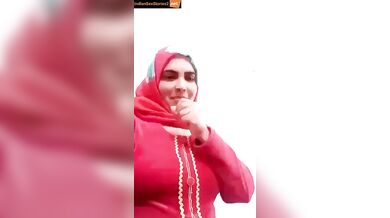 Hijabi big boobs lady showing pussy video call